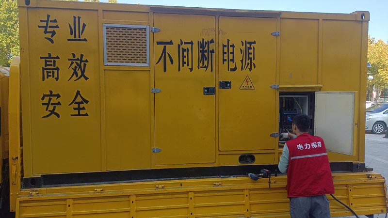 解放柴油发电机组和UPS电源配合使用时，如何避免切换过程中的电力中断？